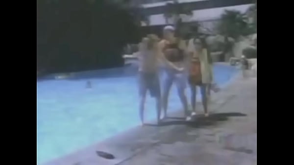 trio a la piscine avec copines amatrice