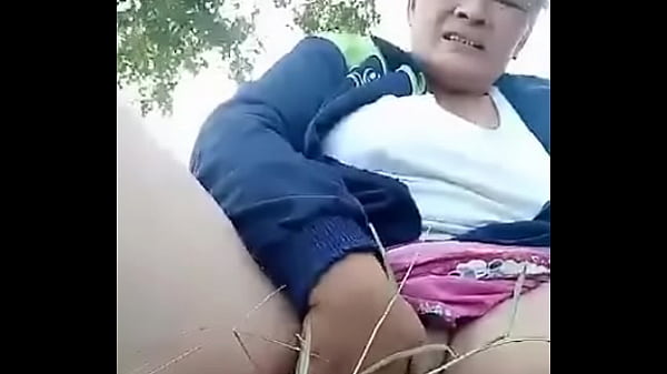 pissing outdoor