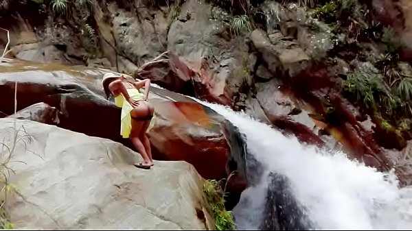 liyan se masturba en una gran cascada