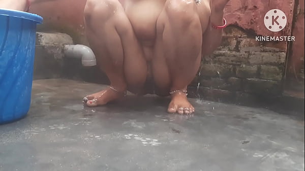 nangi wife milf is bathing